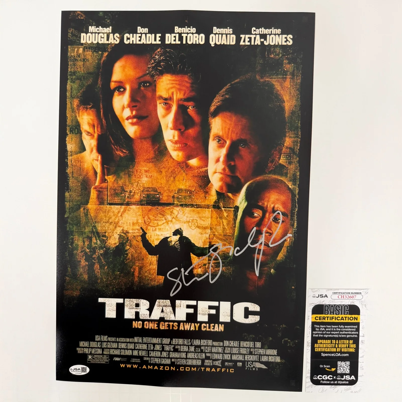 STEVEN SODERBERGH — STEVEN SODERBERGH Authentic Hand-signed "TRAFFIC" 12x18 Photo (JSA COA)