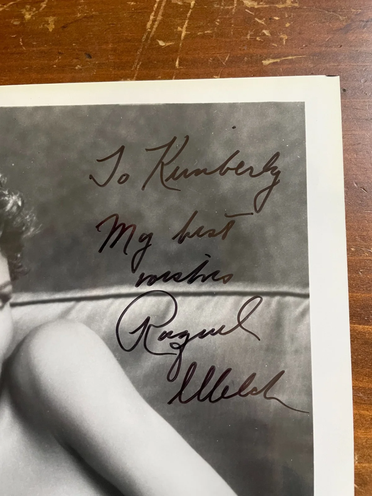 Raquel Welch — Raquel Welch Signed Autograph Signature 8x10 B&W Glossy Photograph, изображение 2