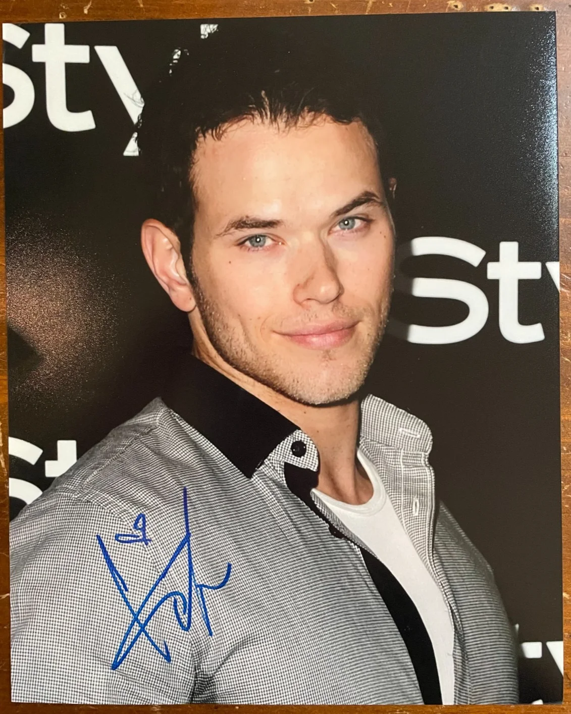Kellen Lutz — Kellan Lutz Signed Autograph Signature 8x10 Color Glossy Photograph Twilight