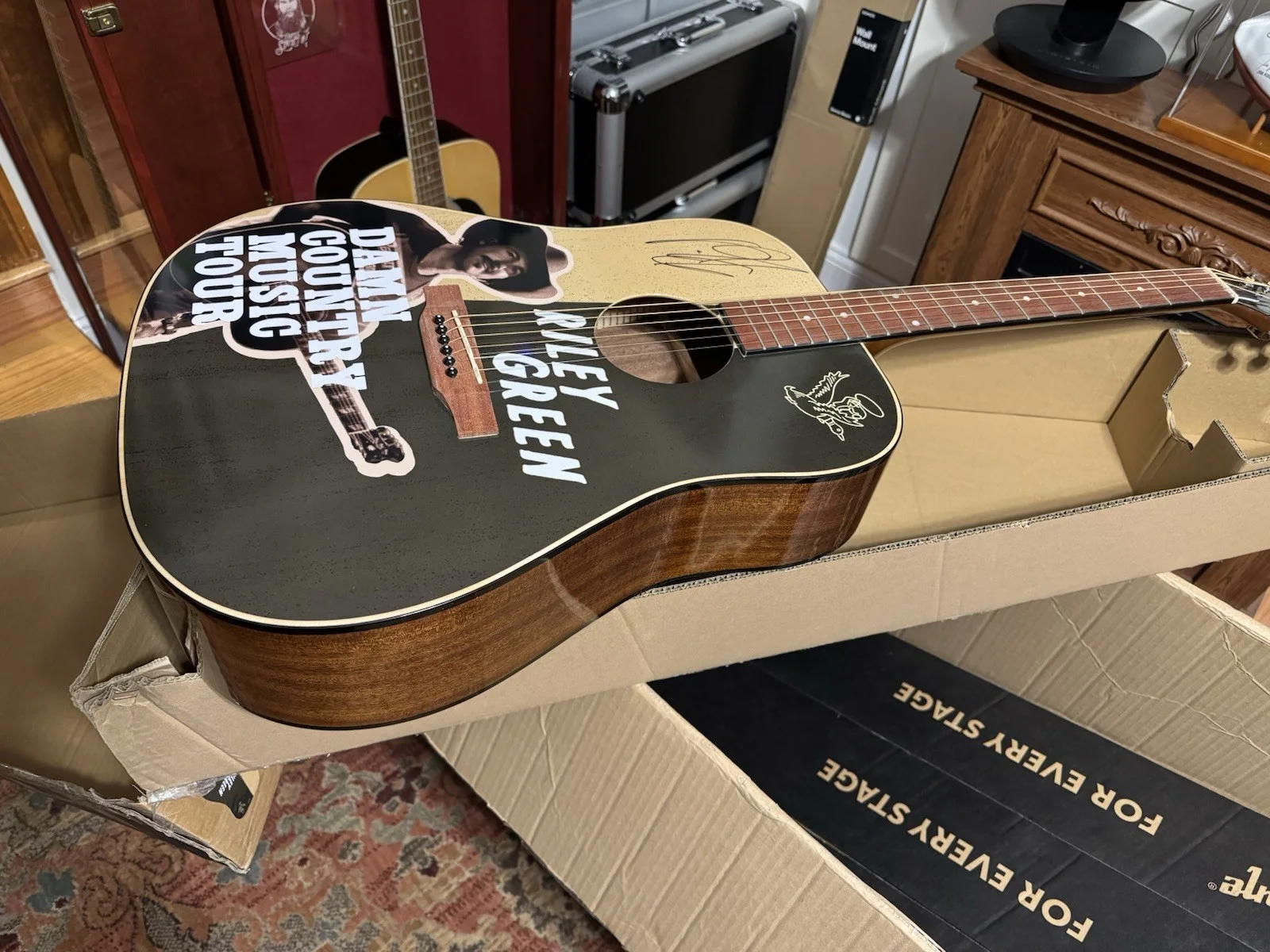 Riley Green Autographed Guitar Country Music, изображение 2