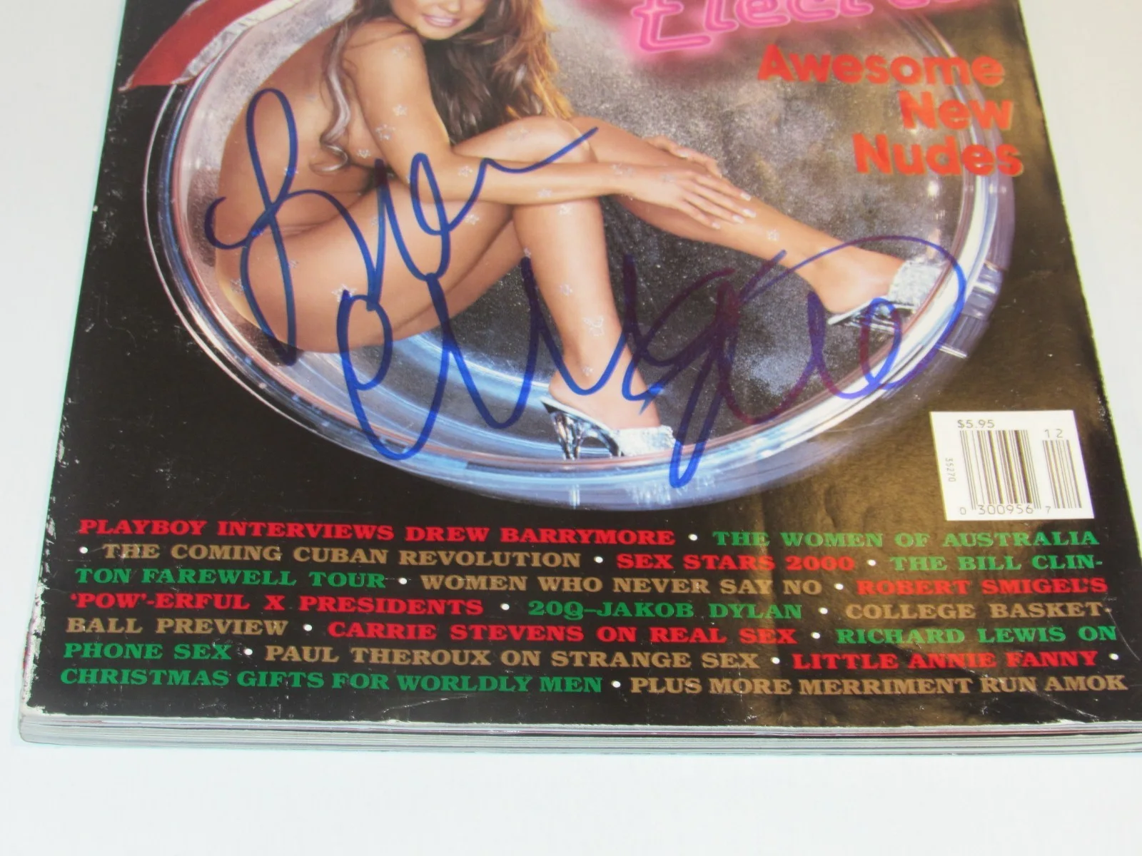 CARMEN ELECTRA HAND SIGNED AUTOGRAPHED CHRISTMAS PLAYBOY MAGAZINE - BECKETT COA, image 2