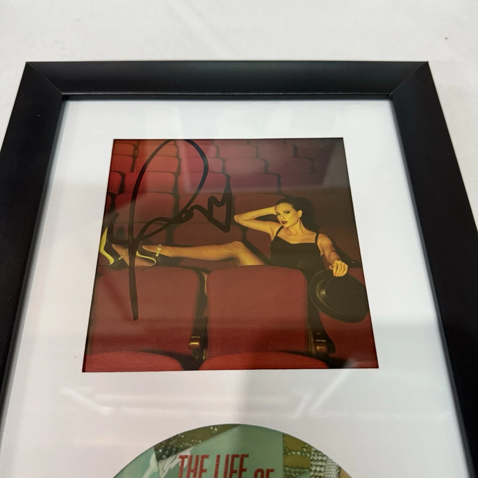 Taylor Swift The Life of a Showgirl CD + Hand Signed Photo 4 Framed, изображение 2