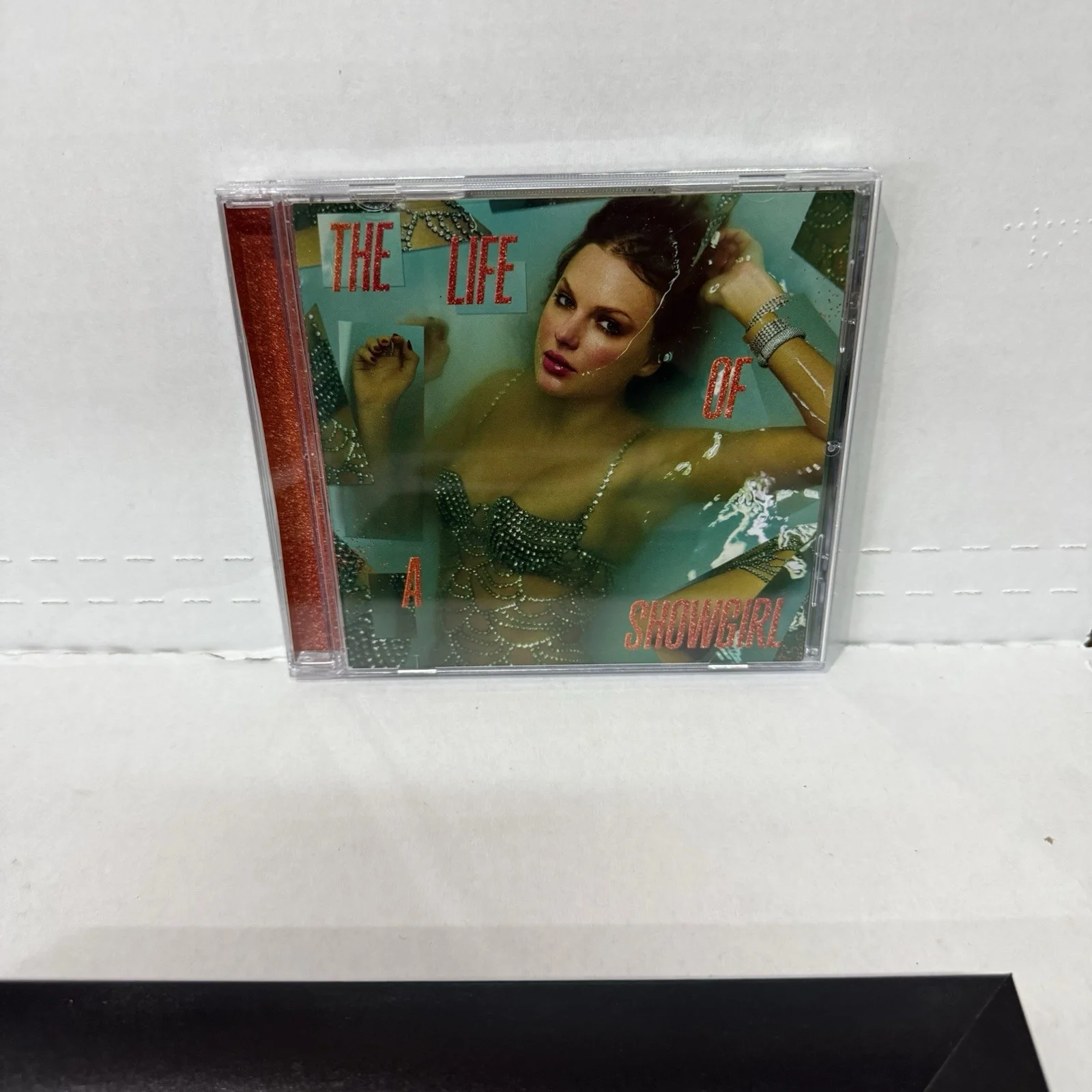 Taylor Swift The Life of a Showgirl CD + Hand Signed Photo 4 Framed, изображение 3