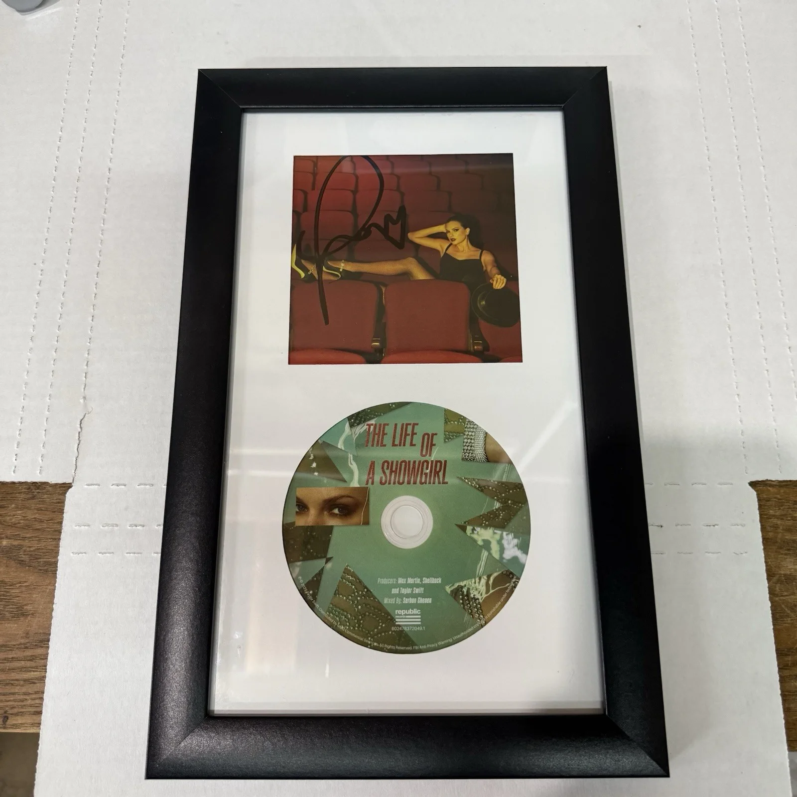 Taylor Swift The Life of a Showgirl CD + Hand Signed Photo 4 Framed, изображение 5