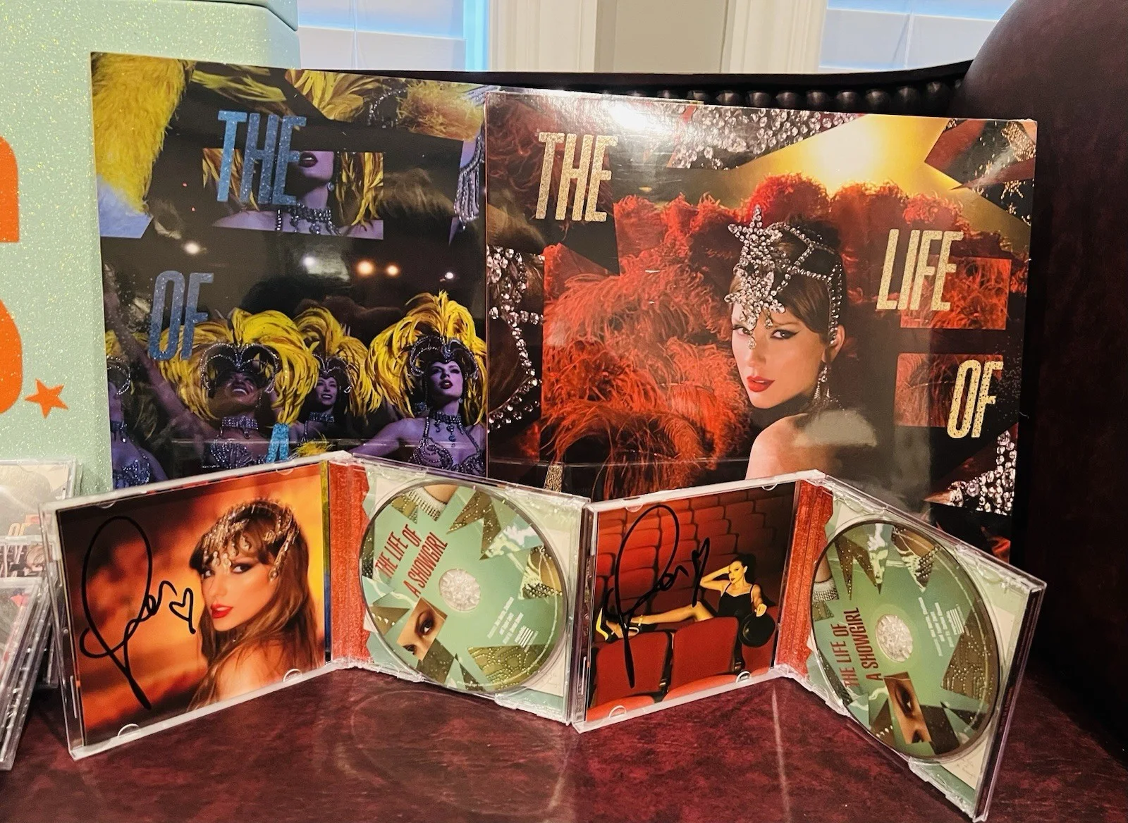 Taylor Swift “The Life of a Showgirl”LOT CDs+ Signed# 1-4+ Vinyl And Case, изображение 2