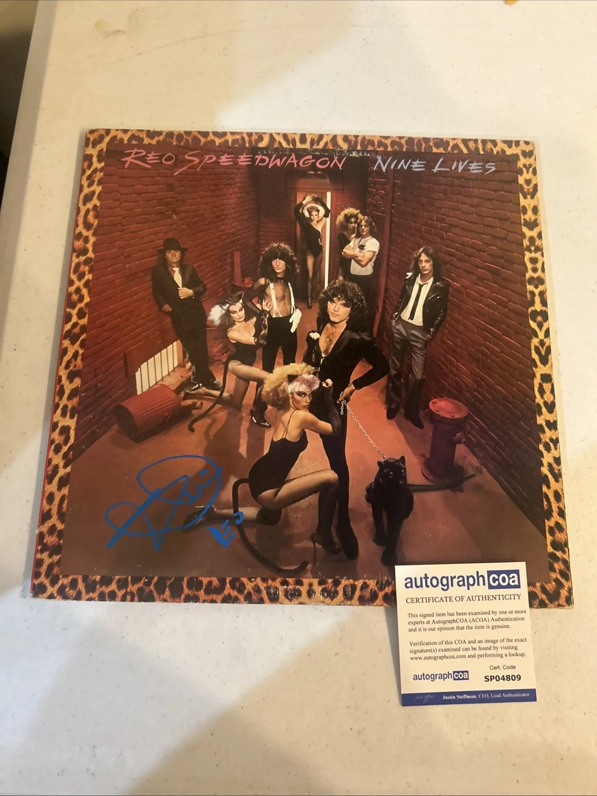 KEVIN CRONIN REO SPEEDWAGON SIGNED AUTOGRAPH VINYL ALBUM ACOA NINE LIVES RECORD, изображение 2