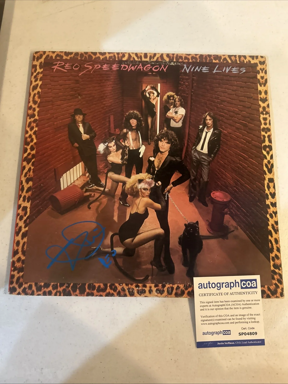 KEVIN CRONIN REO SPEEDWAGON SIGNED AUTOGRAPH VINYL ALBUM ACOA NINE LIVES RECORD, изображение 3