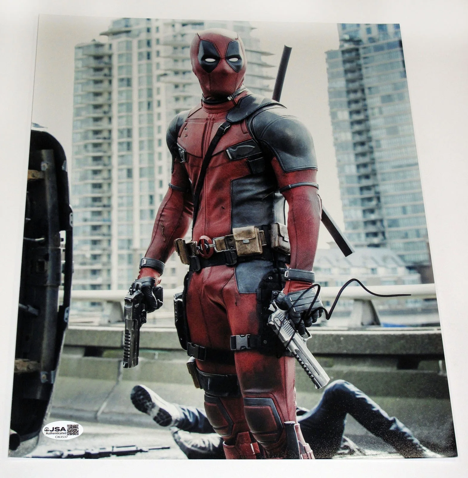 Ryan Reynolds — Ryan Reynolds signed "DEADPOOL" 11x14 Photo AUTOGRAPHED a & Wolverine JSA COA, image 4