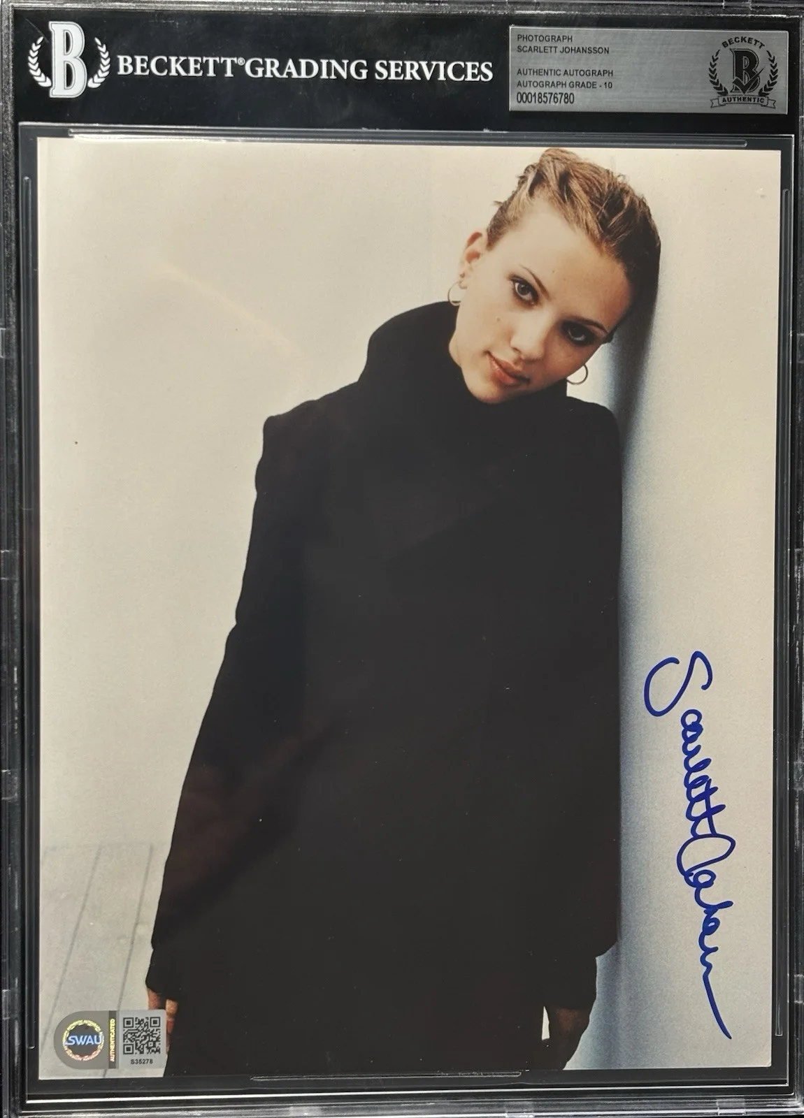 Scarlett Johansson — SCARLETT JOHANSSON SIGNED 8x10 PHOTO BAS ENCAPSULATED BECKETT AUTOGRAPH GRADE 10