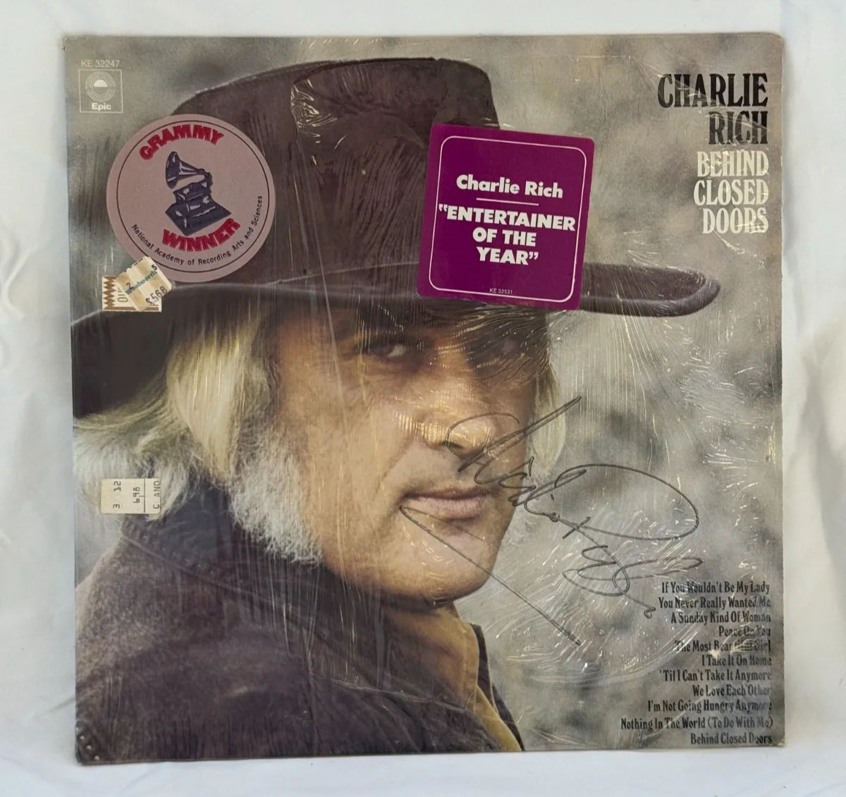 Charlie Rich - Signed Behind Closed Doors Album Cover w/ Record, изображение 3