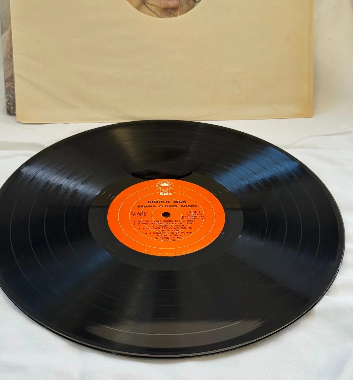 Charlie Rich - Signed Behind Closed Doors Album Cover w/ Record, изображение 4