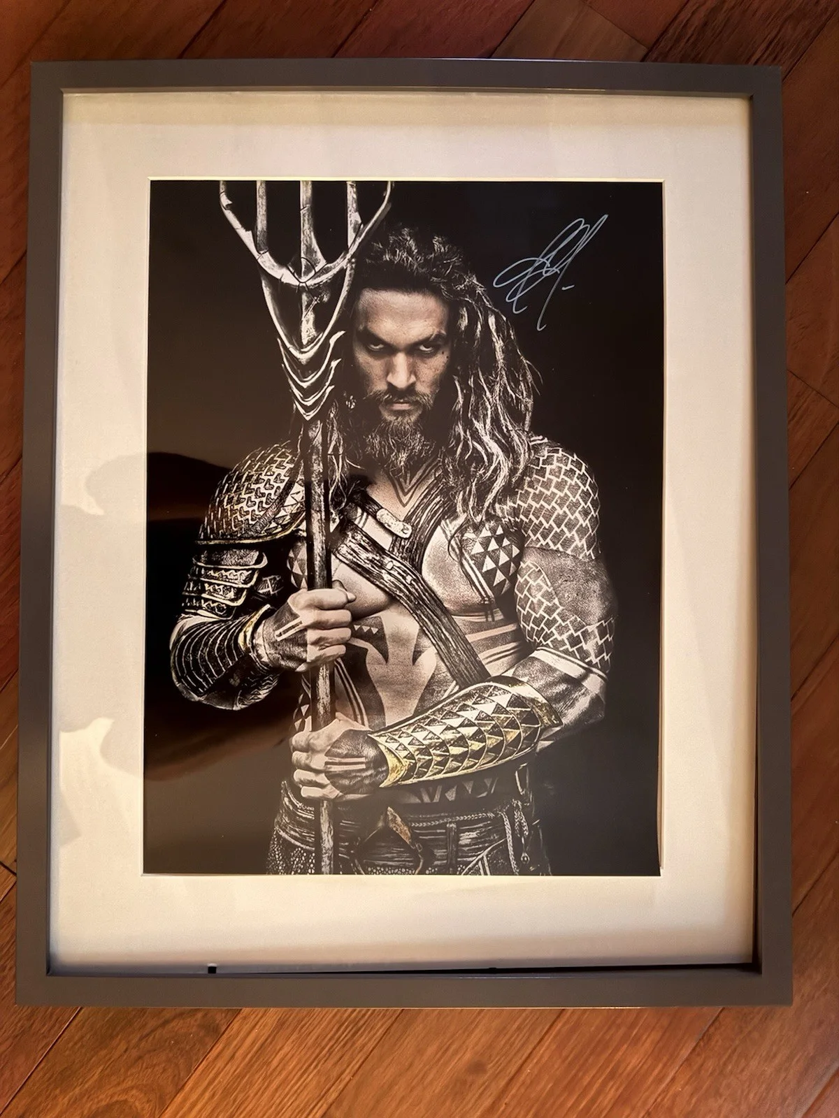 Jason Momoa — Jason Momoa Signed 12'x16 Photo Aquaman Authenticated Autograph Frame not includ, image 2