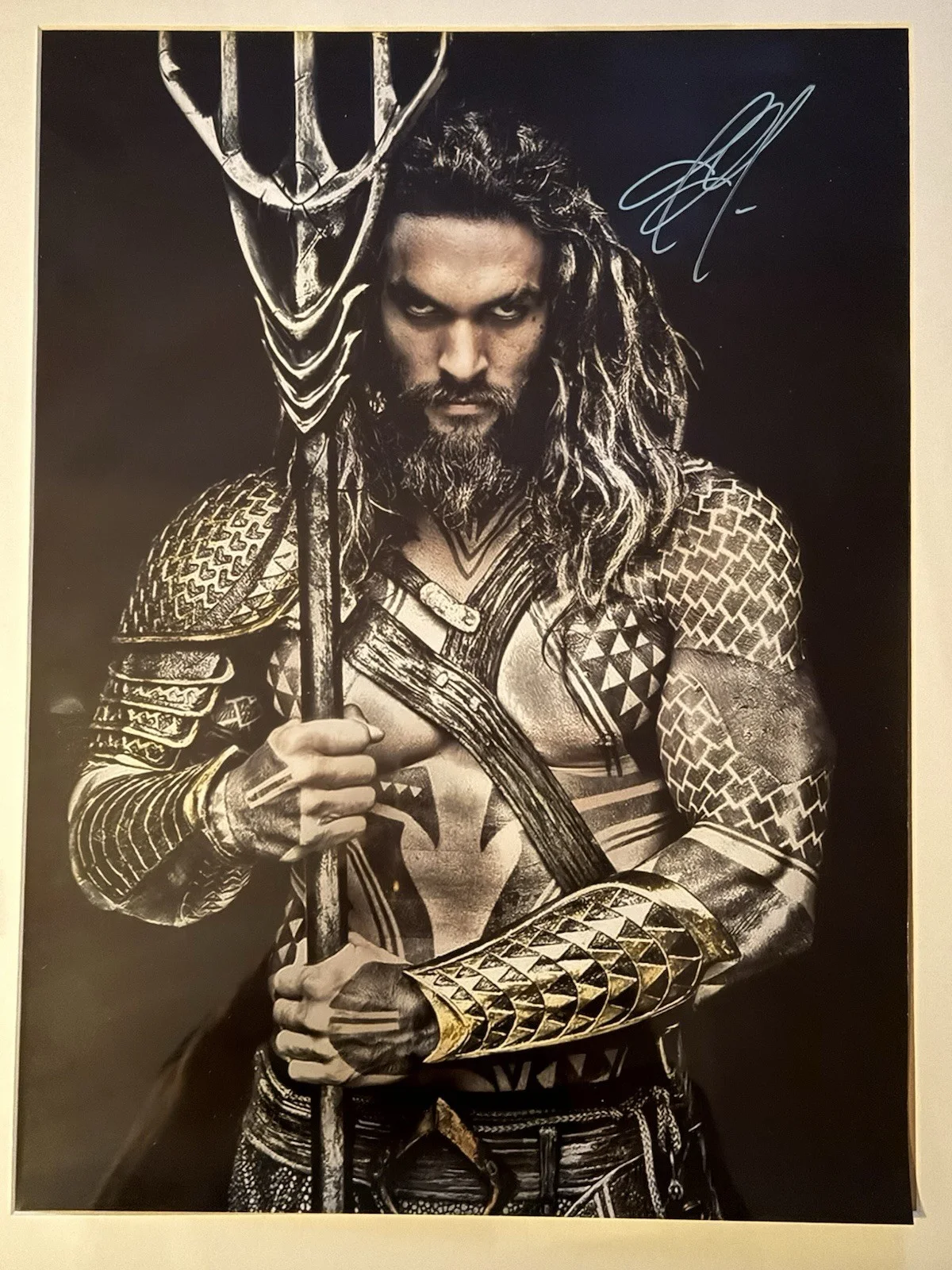 Jason Momoa — Jason Momoa Signed 12'x16 Photo Aquaman Authenticated Autograph Frame not includ, image 3