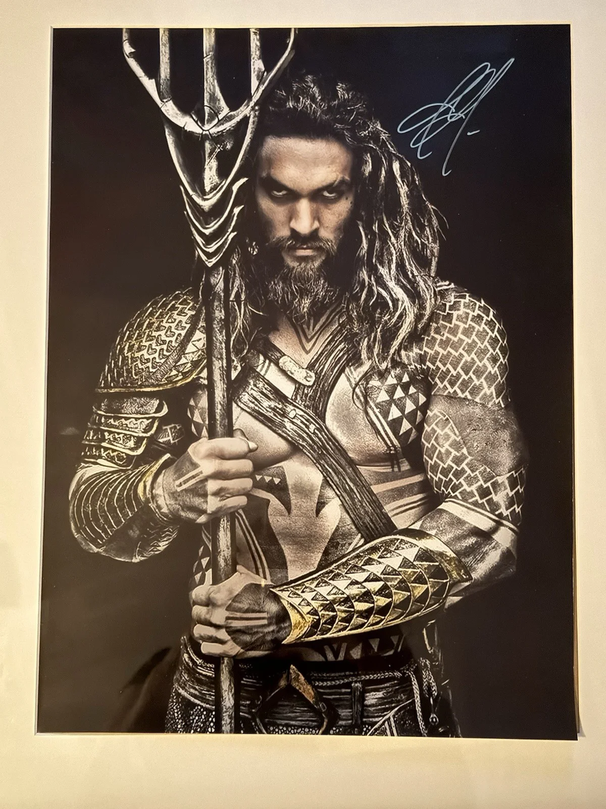 Jason Momoa — Jason Momoa Signed 12'x16 Photo Aquaman Authenticated Autograph Frame not includ, image 4