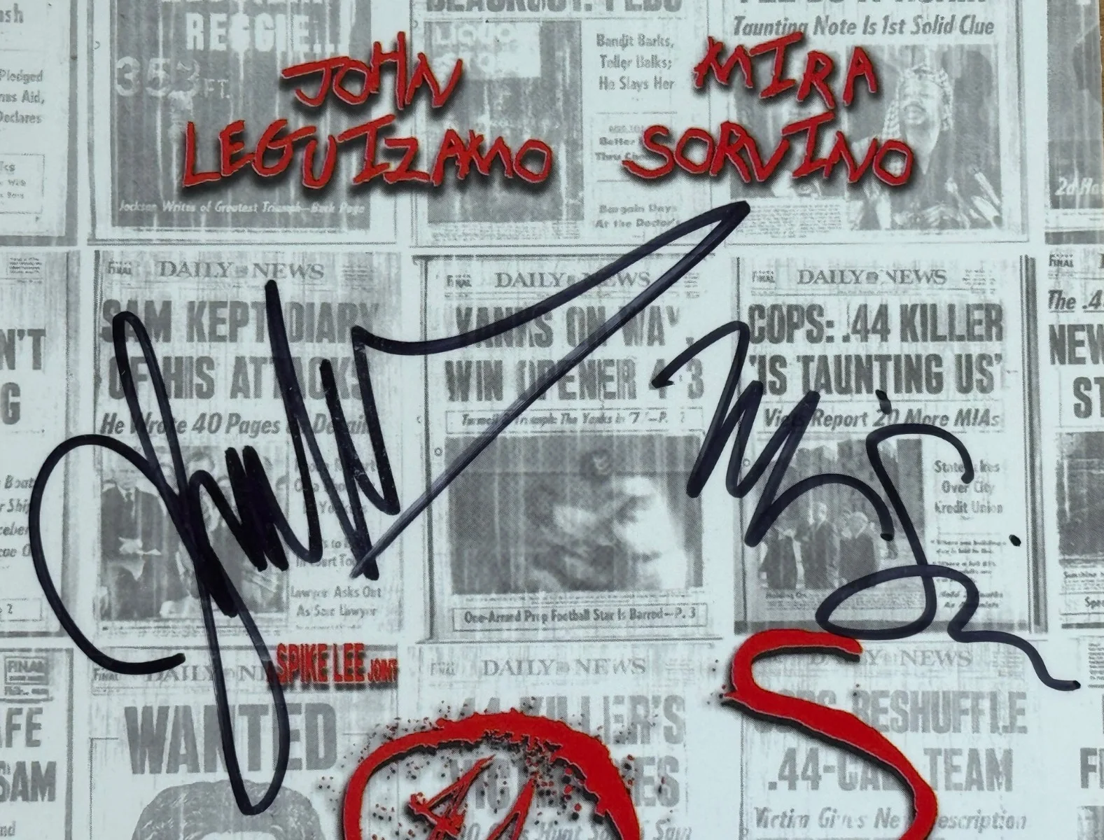 John Leguizamo, Mira Sorvino — JOHN LEGUIZAMO & MIRA SORVINO Signed Autograph Summer of Sam DVD Cover BECKETT, изображение 3