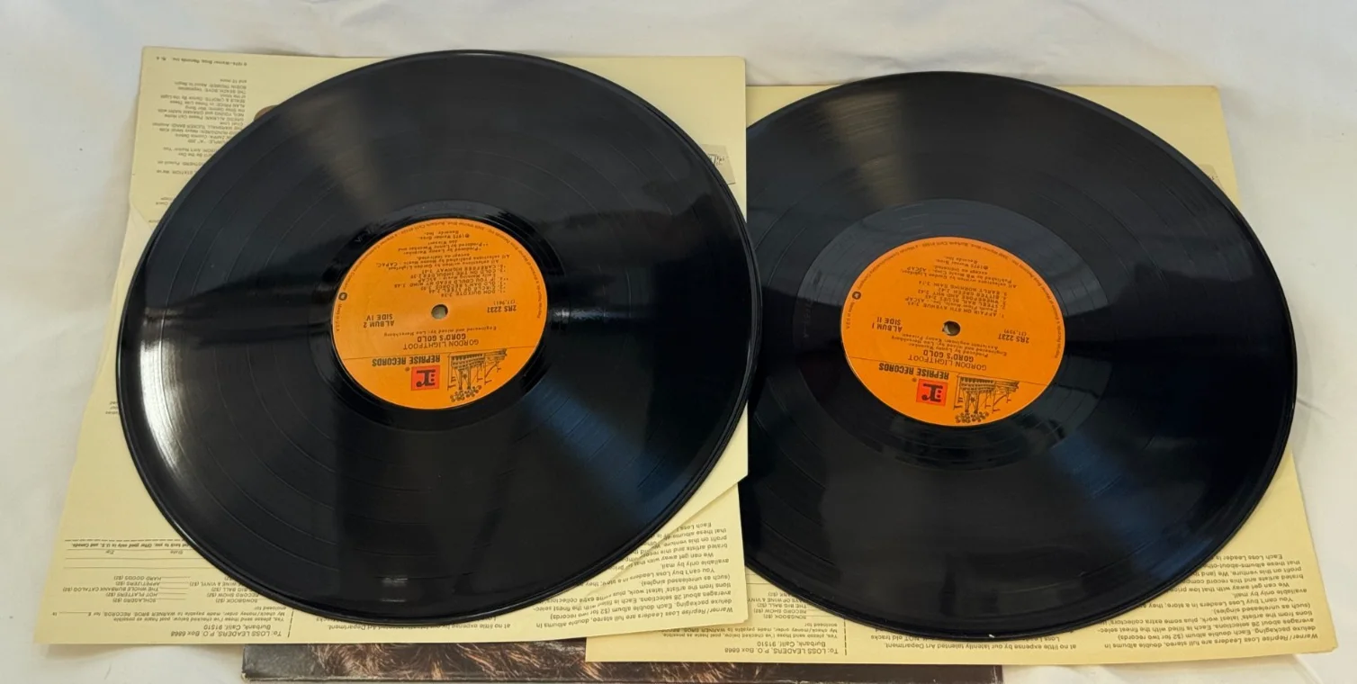 Gordon Lightfoot - Signed Gord's Gold Album Cover w/ Two Original Records, изображение 5