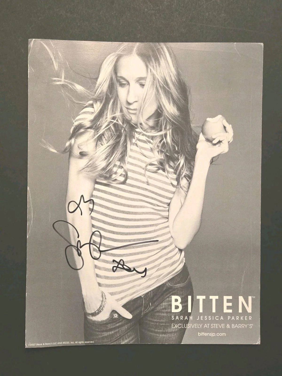 Sarah Jessica Parker — Sarah Jessica Parker Signed 11" x 8.5" Biten Promo Photo Sex in the City
