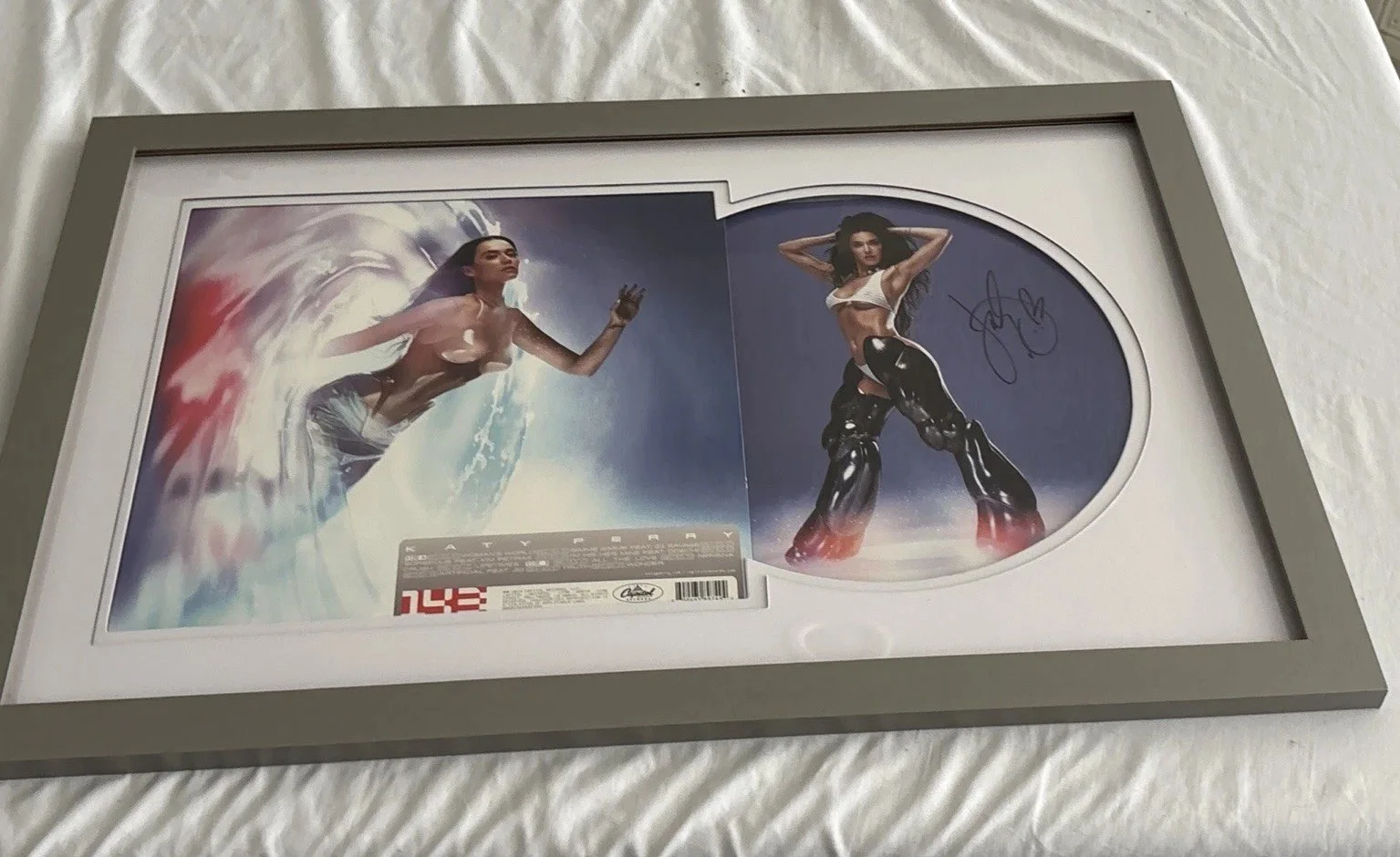 Katy Perry Signed Vinyl Insert w/ Album Womans World, Never Played Framed 26x18”, изображение 2
