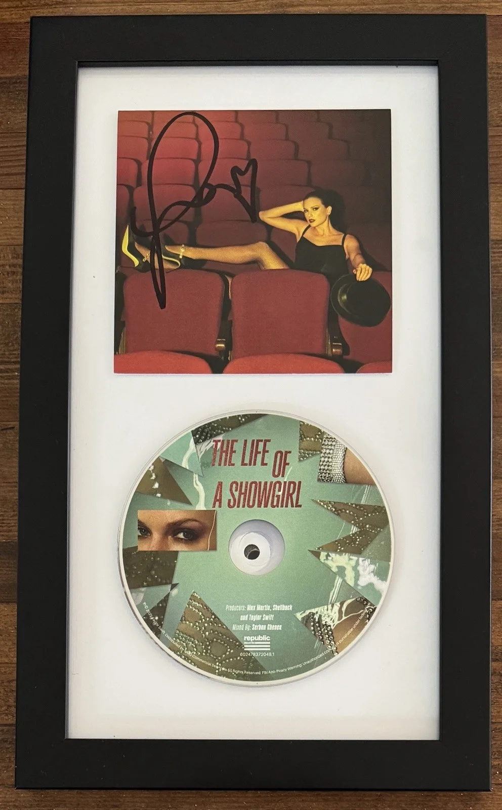 FRAMED SIGNED TAYLOR SWIFT LIFE OF A SHOWGIRL RED PHOTO CD PSA DNA COA AUTOGRAPH, изображение 2