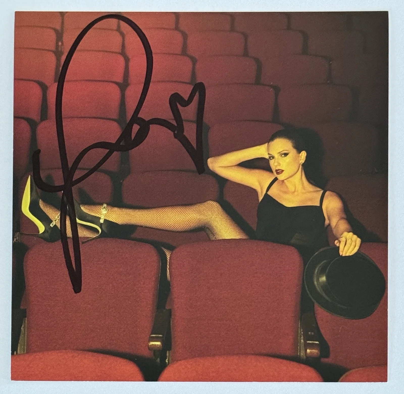 FRAMED SIGNED TAYLOR SWIFT LIFE OF A SHOWGIRL RED PHOTO CD PSA DNA COA AUTOGRAPH, изображение 3
