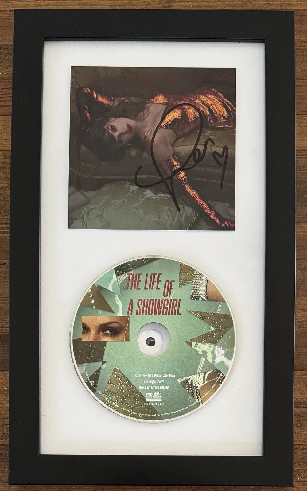 FRAMED SIGNED TAYLOR SWIFT LIFE OF A SHOWGIRL #2 PHOTO CD PSA DNA COA AUTOGRAPH, изображение 2