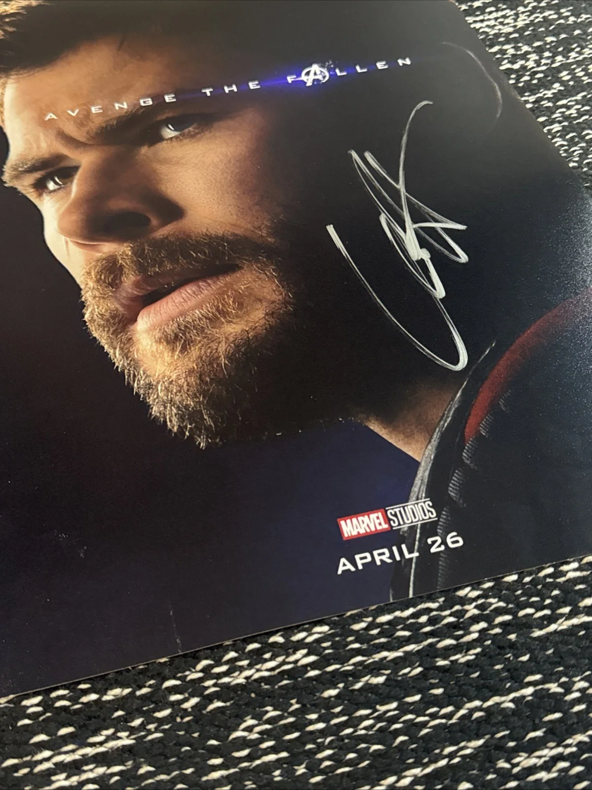 CHRIS HEMSWORTH — CHRIS HEMSWORTH SIGNED AUTOGRAPH 11X17 THOR PHOTO MARVEL AVENGERS w/COA Hologram, image 2