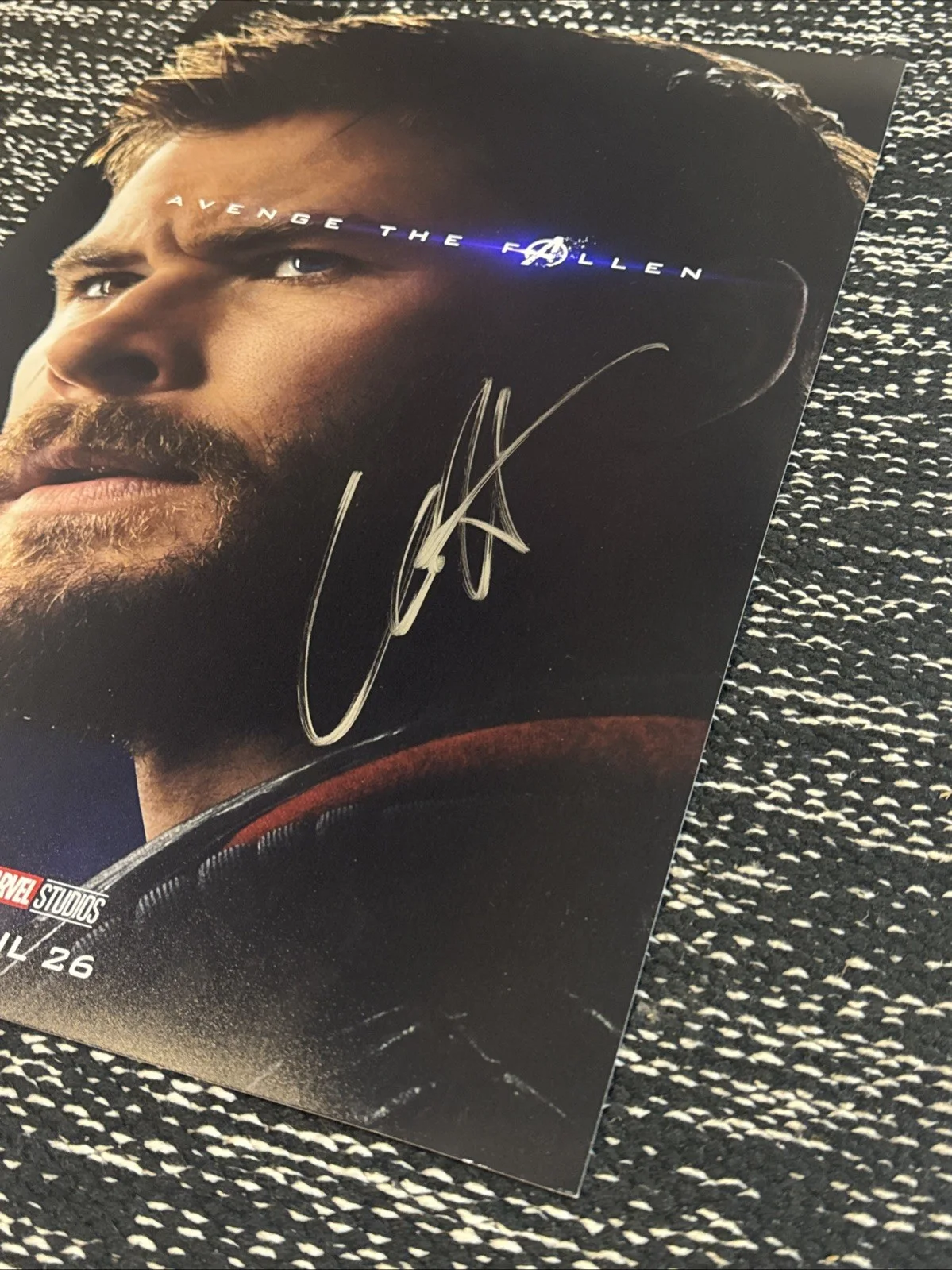 CHRIS HEMSWORTH — CHRIS HEMSWORTH SIGNED AUTOGRAPH 11X17 THOR PHOTO MARVEL AVENGERS w/COA Hologram, image 3
