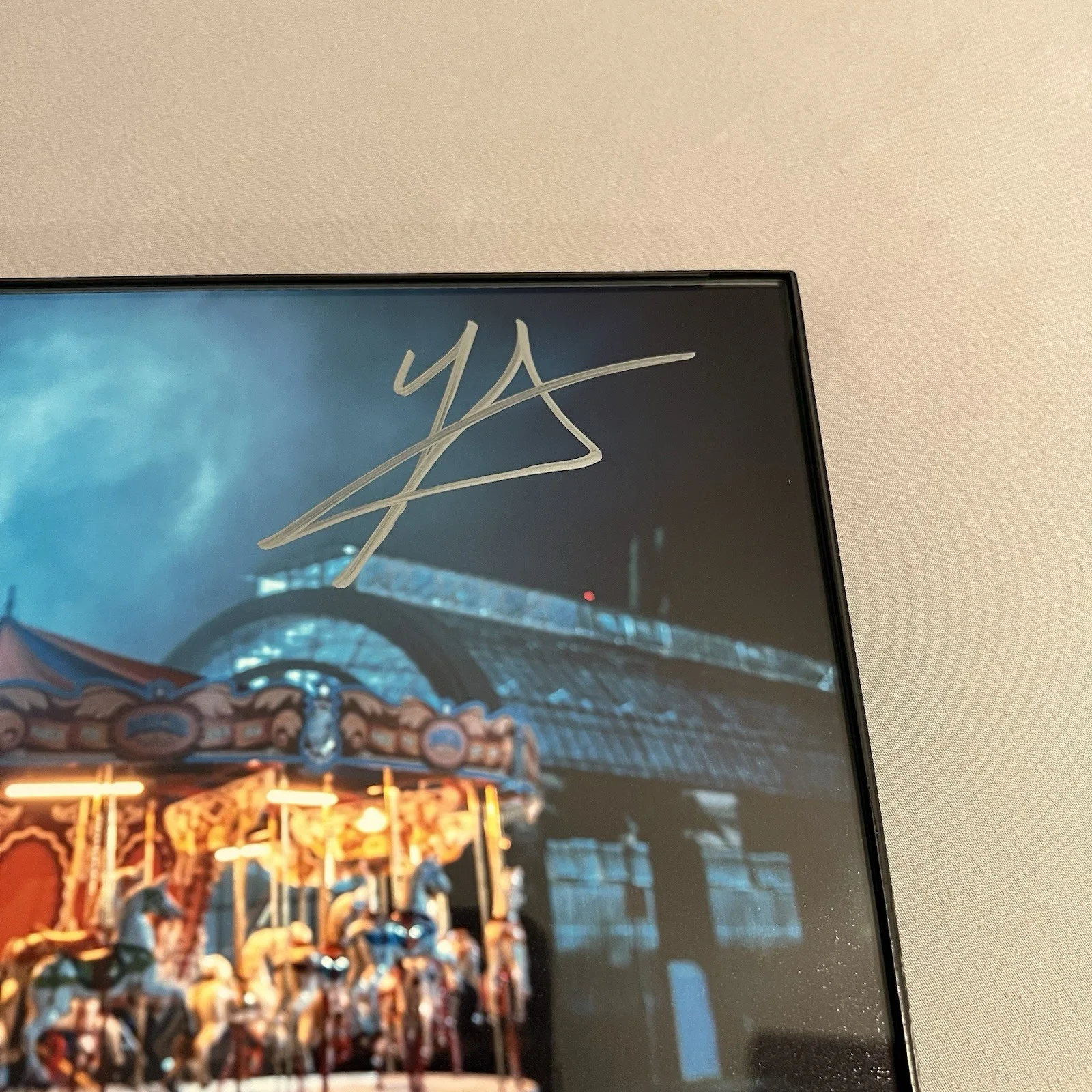 Yoson An — Heart Eyes (2025) Yoson An (David/Heart Eyes Killer) Signed 10x8 Framed Photo, изображение 2