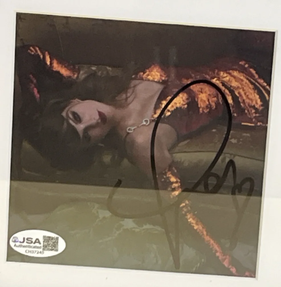 Taylor Swift The Life of a Showgirl Signed Photo Framed CD JSA Authentic Auto, изображение 2