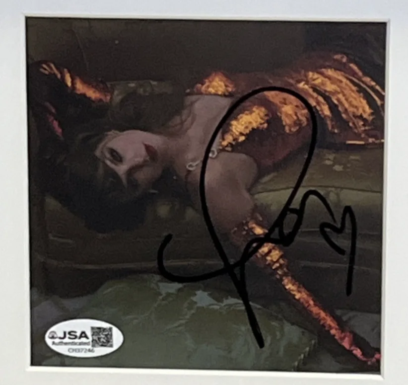 Taylor Swift The Life of a Showgirl Signed Photo Framed CD JSA Authentic Auto, изображение 2