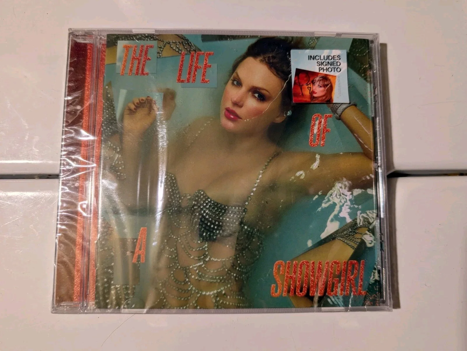 Taylor Swift Signed The Life of a Showgirl CD Photo #1, изображение 2