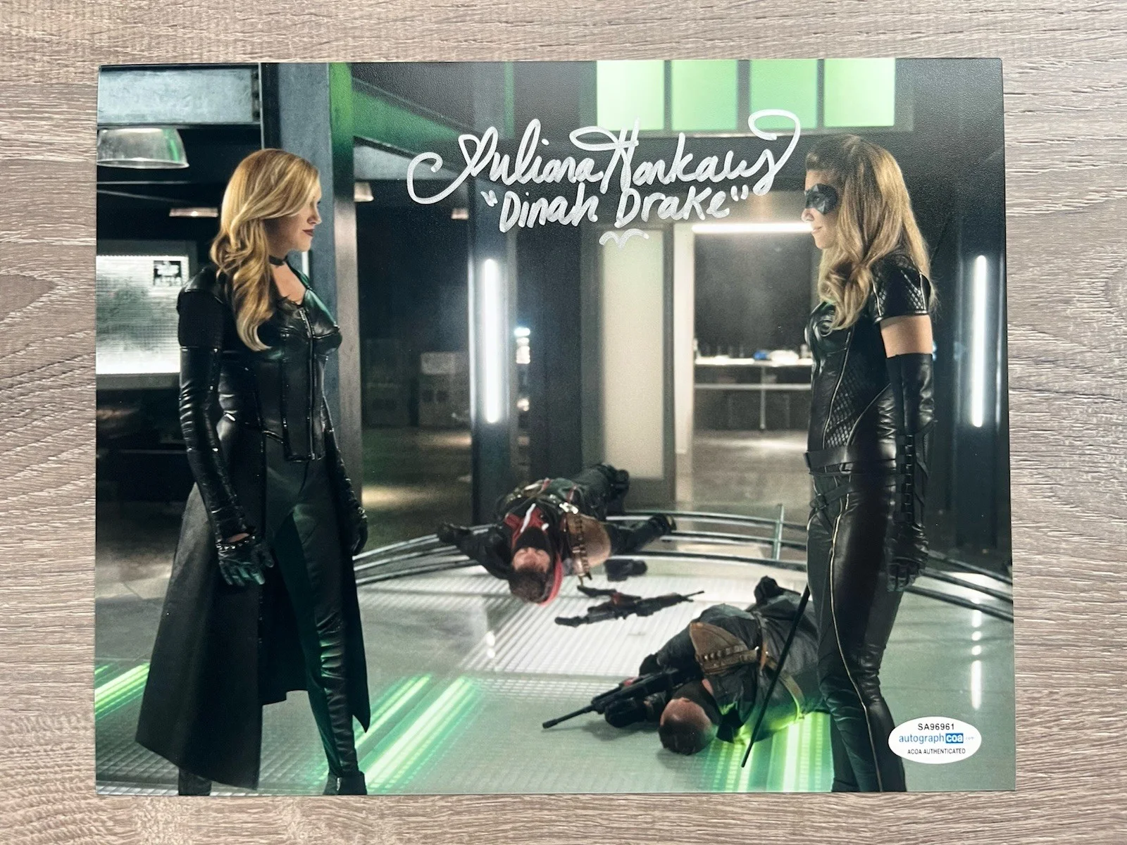 Juliana Harkavy — Juliana Harkavy Signed Black Canary 8x10 Photo ACOA Arrow DC Dinah Drake, изображение 2