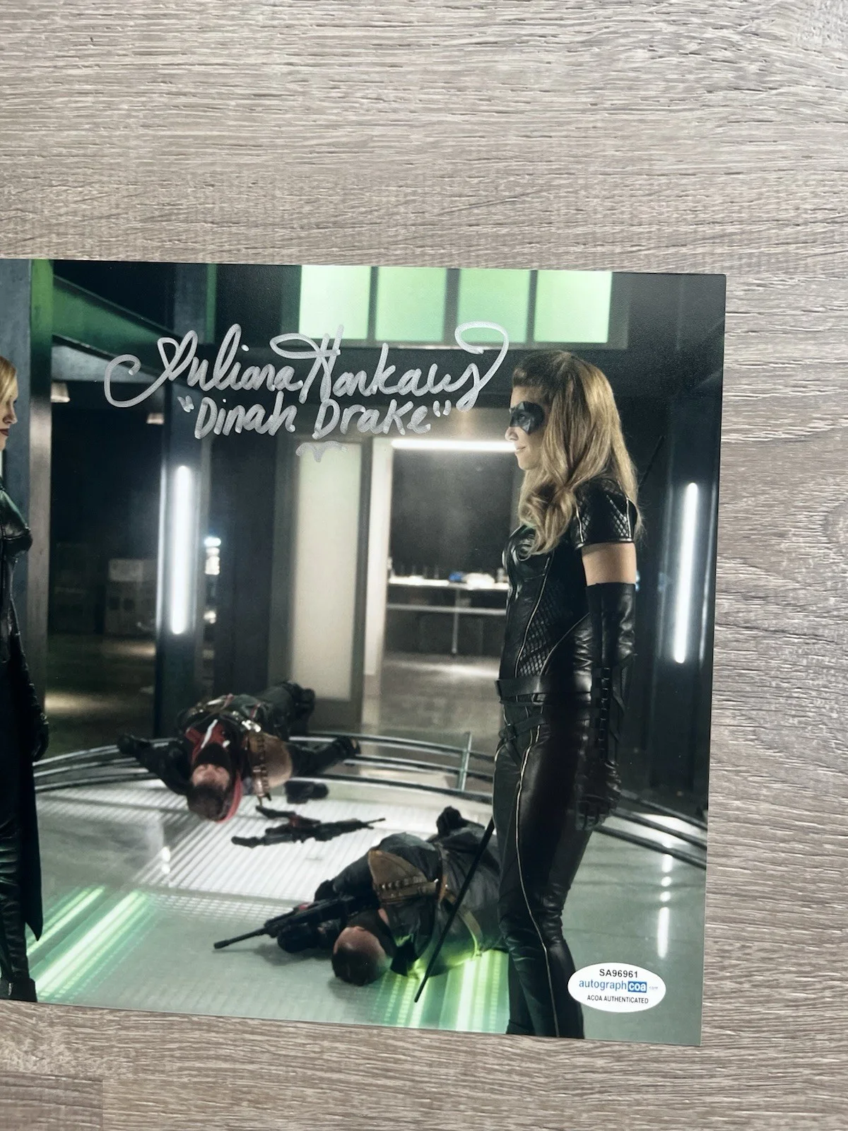 Juliana Harkavy — Juliana Harkavy Signed Black Canary 8x10 Photo ACOA Arrow DC Dinah Drake, изображение 3