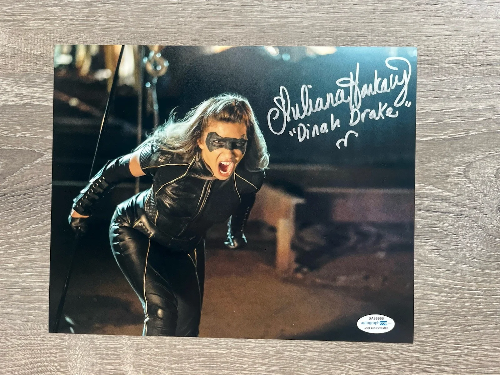 Juliana Harkavy — Juliana Harkavy Signed Black Canary 8x10 Photo ACOA Arrow DC Dinah Drake, изображение 2