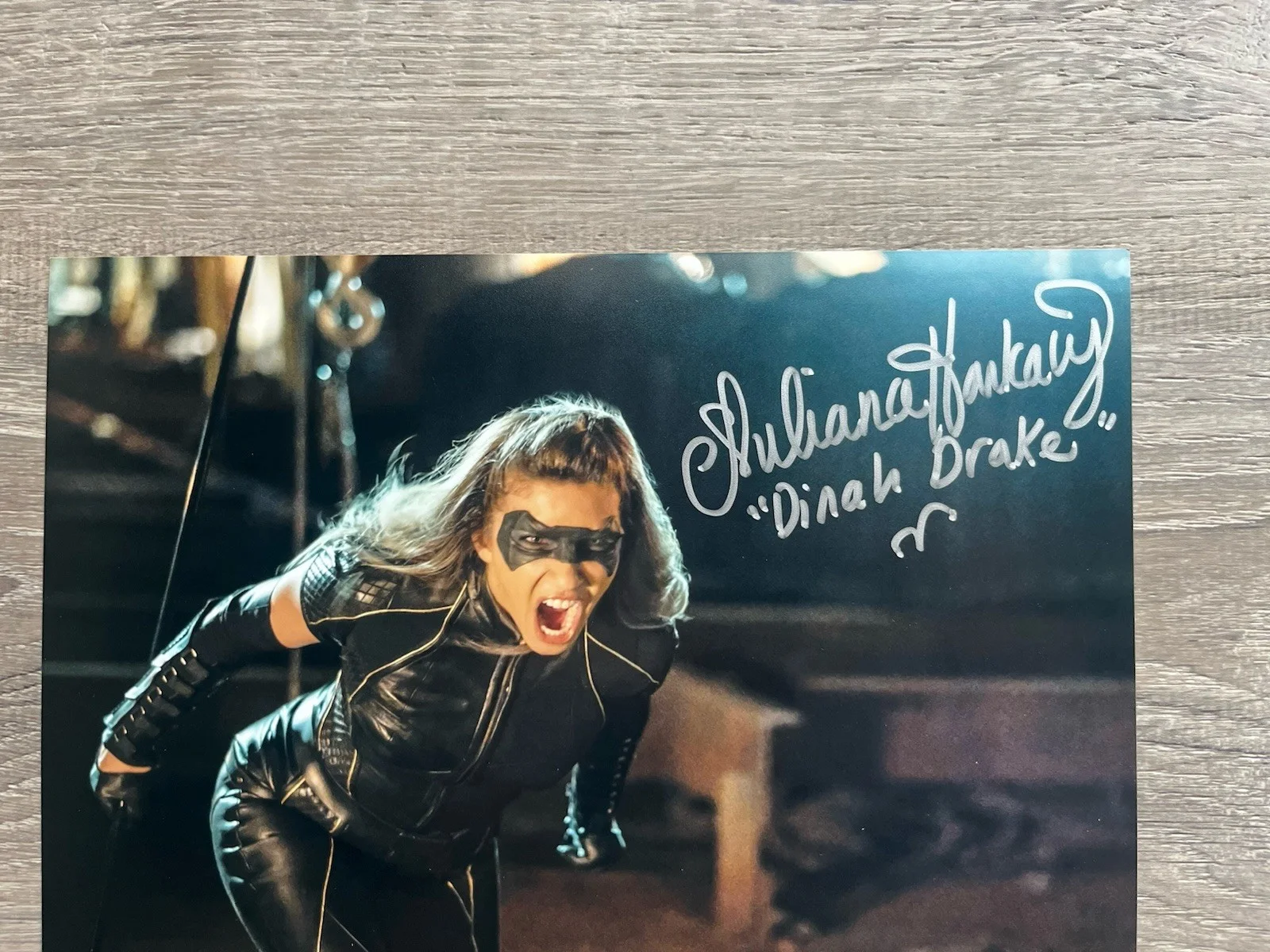 Juliana Harkavy — Juliana Harkavy Signed Black Canary 8x10 Photo ACOA Arrow DC Dinah Drake, изображение 3