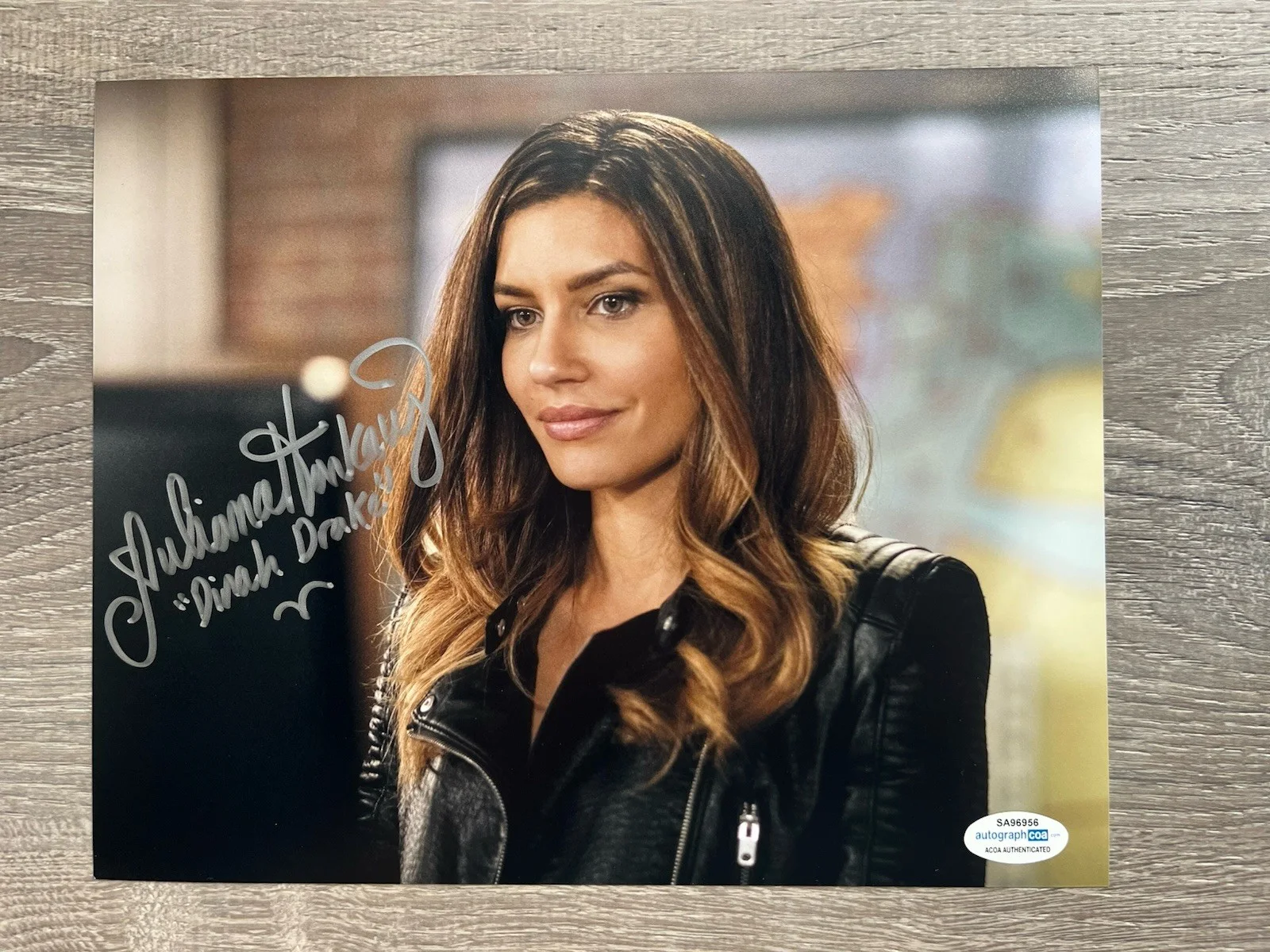 Juliana Harkavy — Juliana Harkavy Signed Black Canary 8x10 Photo ACOA Arrow DC Dinah Drake, изображение 2