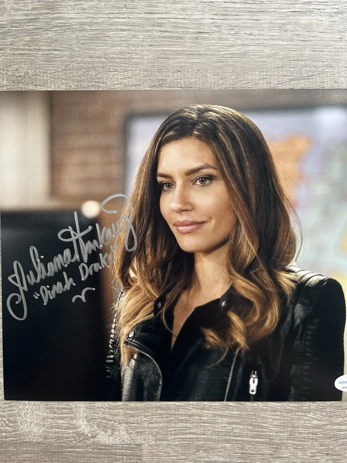 Juliana Harkavy — Juliana Harkavy Signed Black Canary 8x10 Photo ACOA Arrow DC Dinah Drake, изображение 3