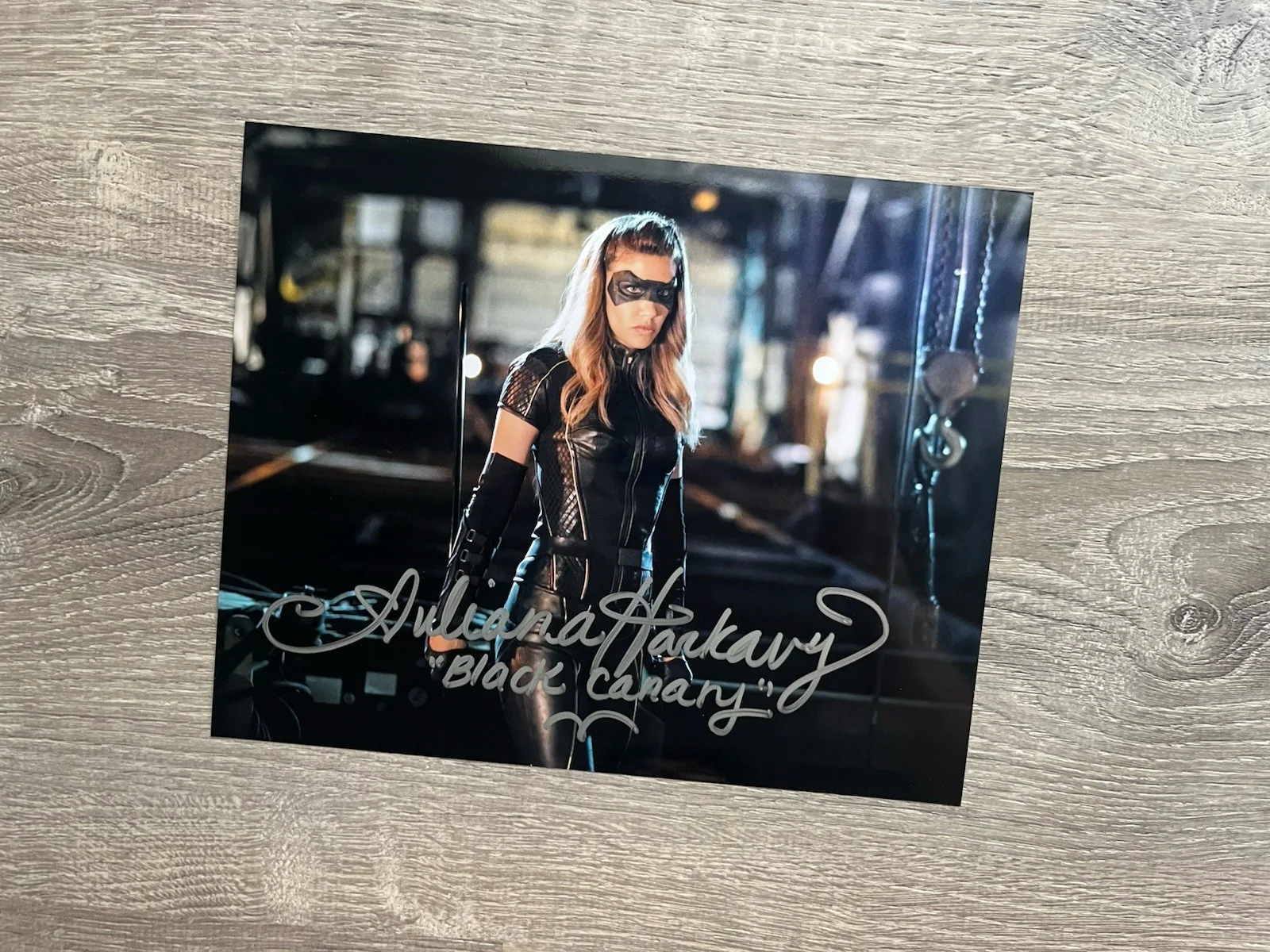 Juliana Harkavy — Juliana Harkavy Signed Black Canary Metallic 8x10 Photo ACOA COA Arrow DC, изображение 2