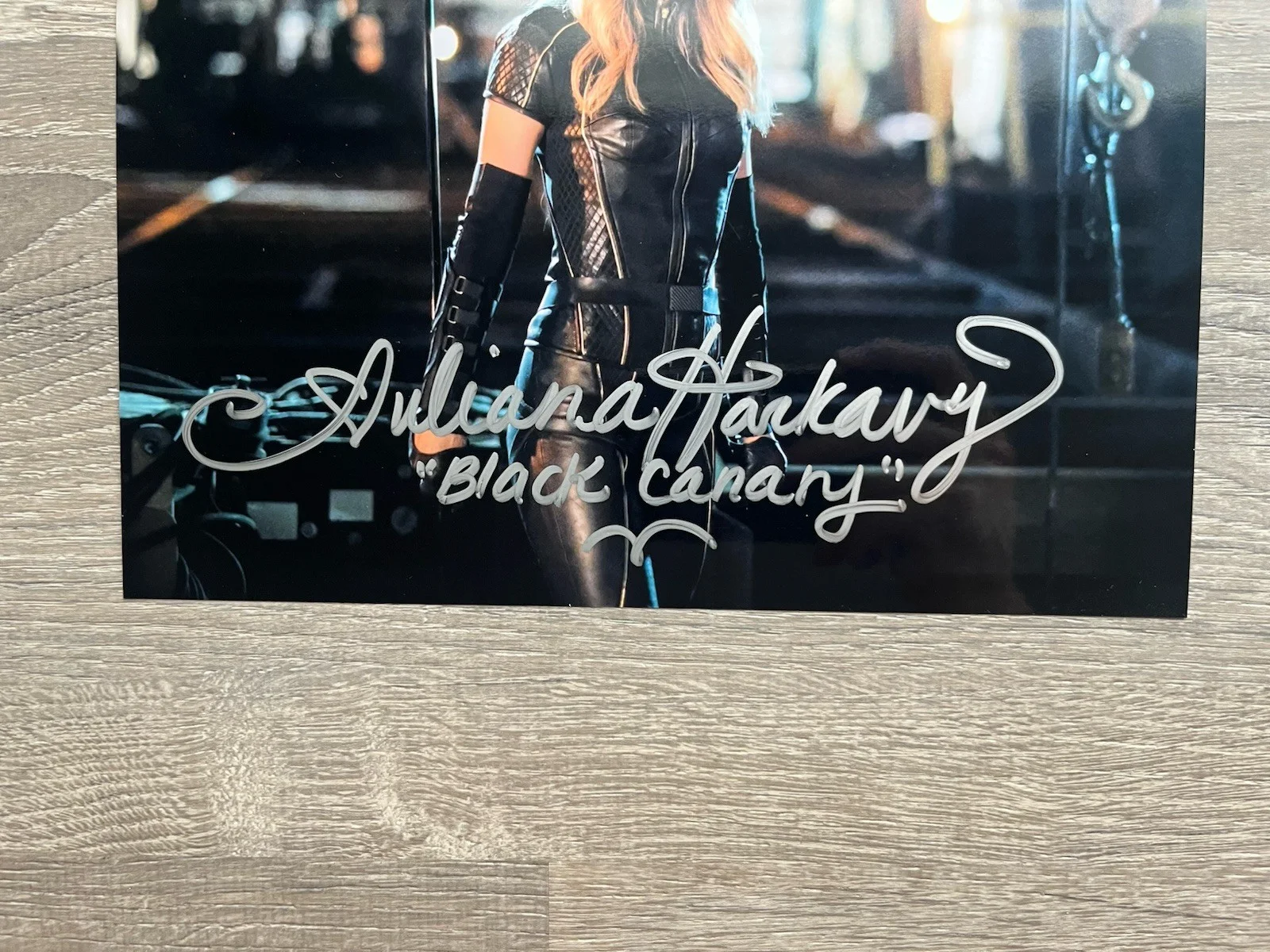 Juliana Harkavy — Juliana Harkavy Signed Black Canary Metallic 8x10 Photo ACOA COA Arrow DC, изображение 3