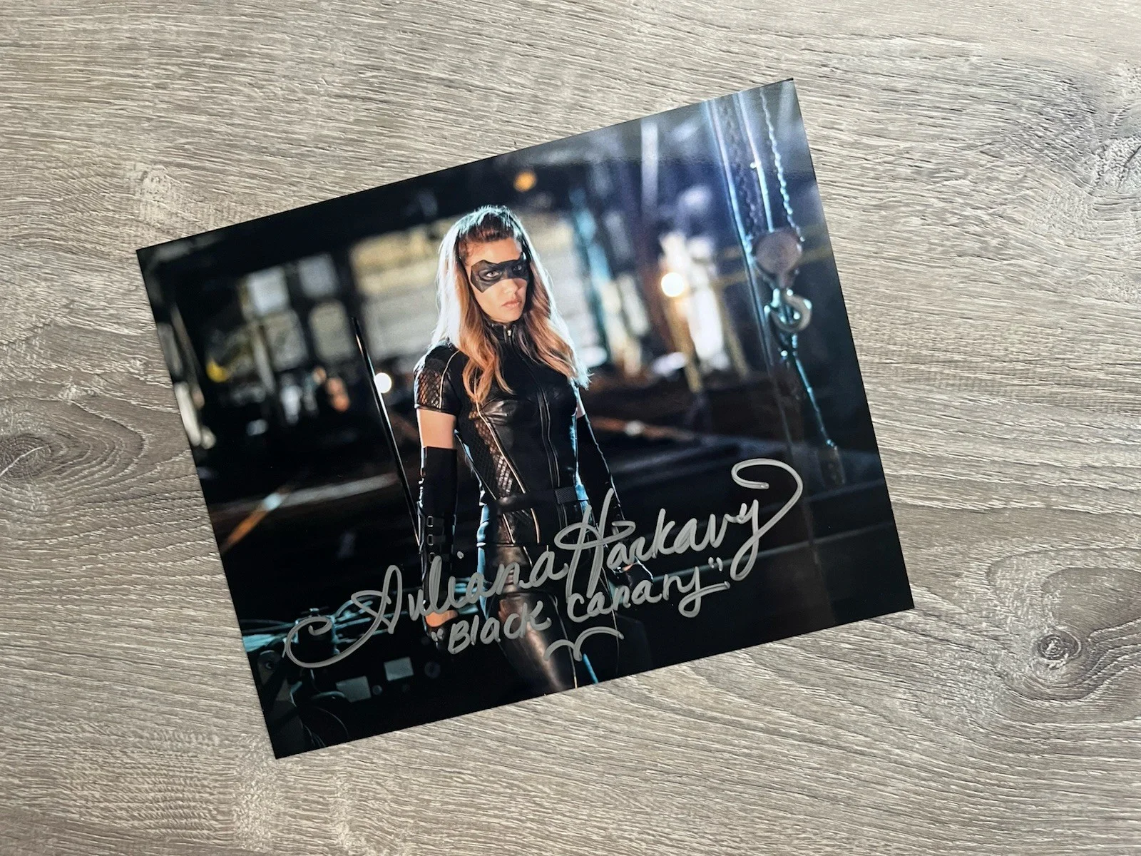 Juliana Harkavy — Juliana Harkavy Signed Black Canary Metallic 8x10 Photo ACOA COA Arrow DC, изображение 4