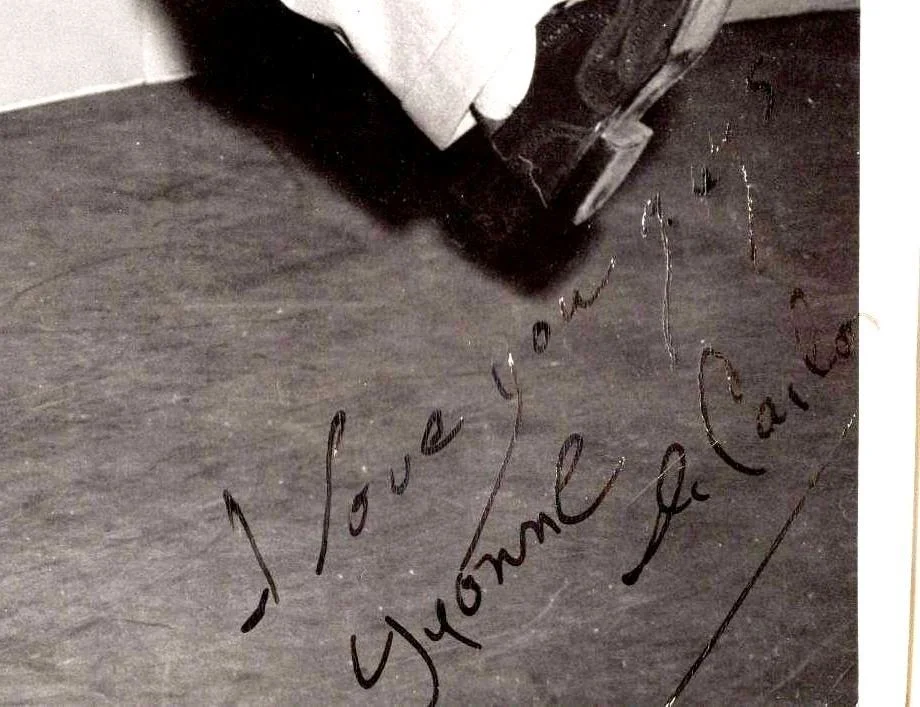 Yvonne de carlo — vintage original autograph photo Yvonne de Carlo jimmy dean other lily Munster, изображение 3
