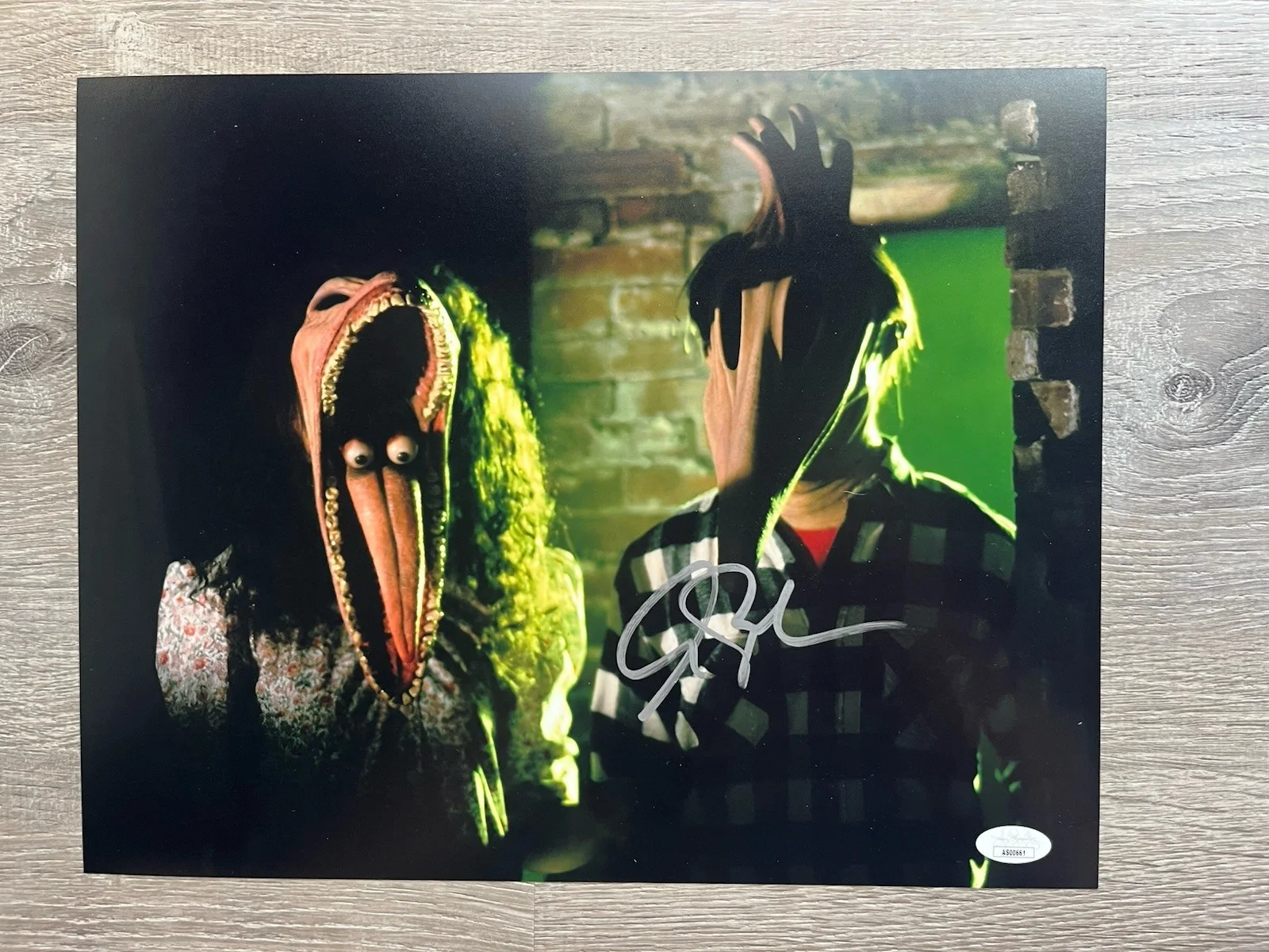Alec Baldwin — Alec Baldwin Signed Beetlejuice 11x14 Photo JSA COA Adam Maitland Horror Auto, изображение 2