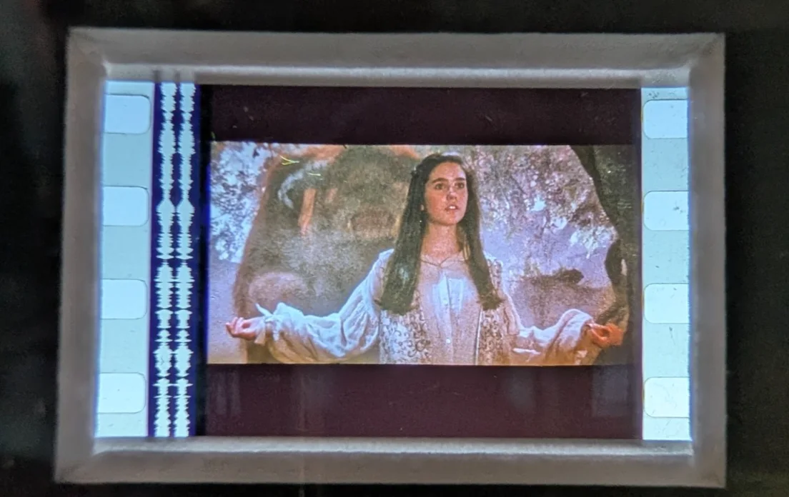 Labyrinth: Sarah - Genuine 35mm Film Cell - In stylish transparent stand - new, изображение 2
