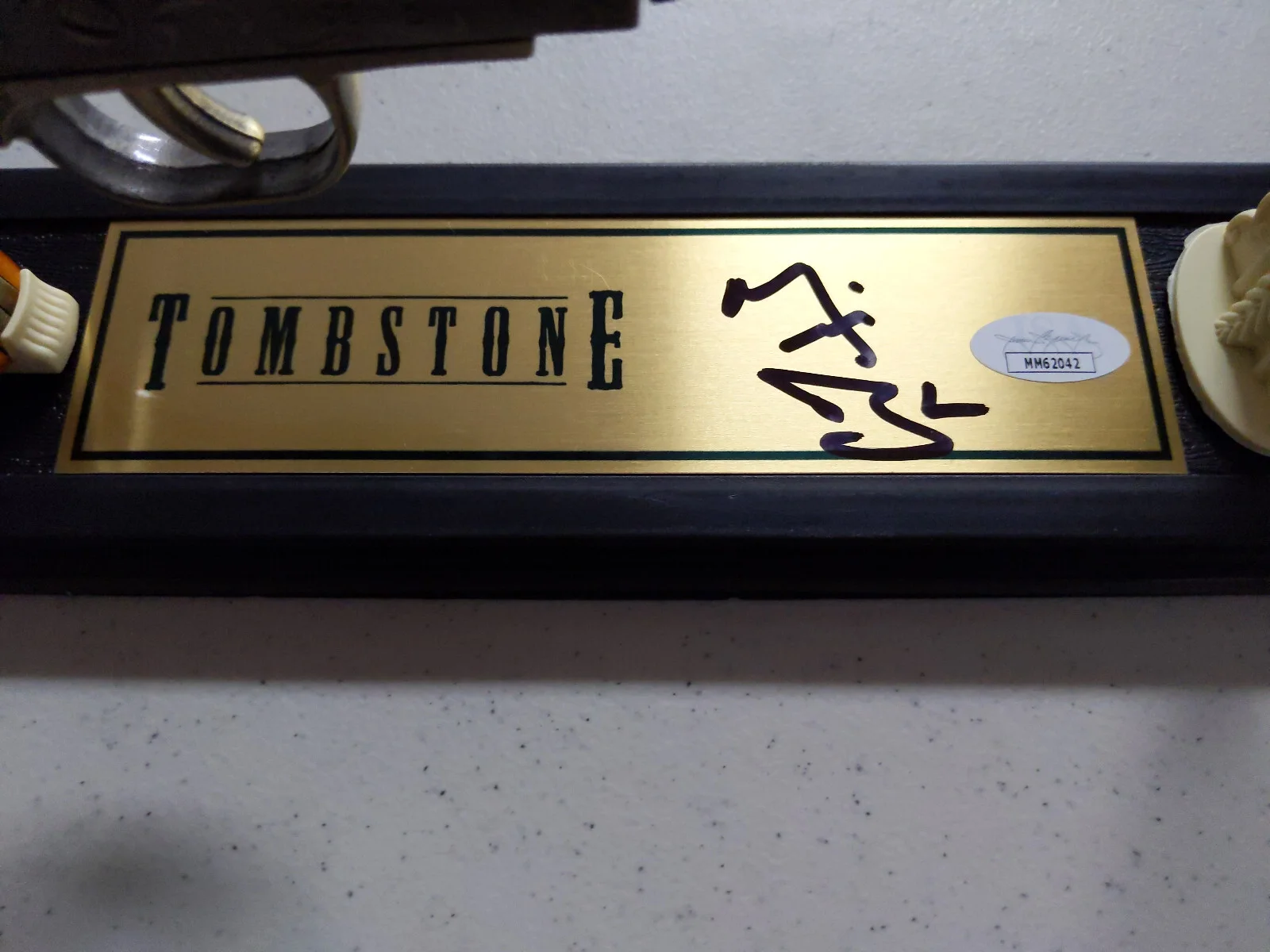 Michael Biehn — MICHAEL BIEHN Signed Decorative Pistol w/ Stand Revolver TOMBSTONE RINGO JSA COA, изображение 2