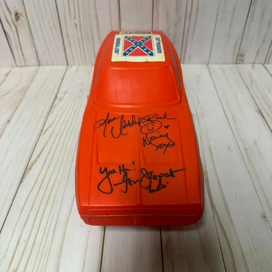 The Dukes Of Hazzard Blow Mold Bank With Signed Autographs of Daisy & Luke RARE, изображение 2