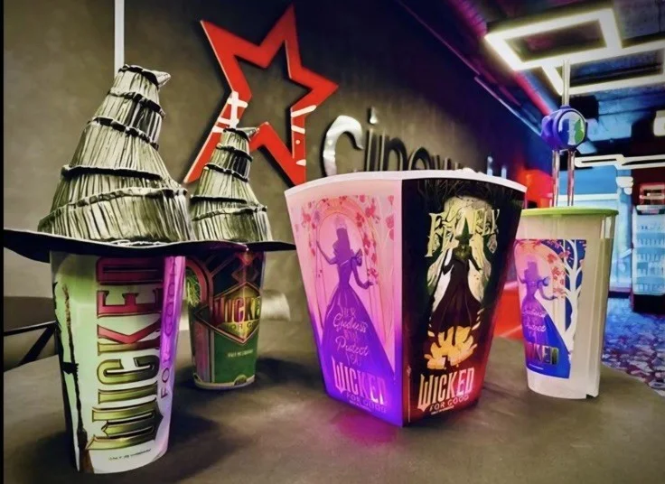 'Wicked for Good' Movie Collectable 32oz Elphaba hat lid, Cinema Drink Cup. New, изображение 2