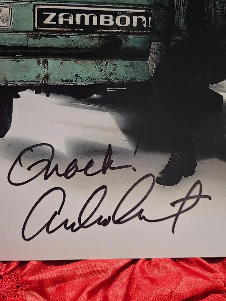 EMILIO ESTEVEZ — EMILIO ESTEVEZ "QUACK" HAND SIGNED AUTOGRAPHED 8X10 PHOTO THE MIGHTY DUCKS COA, image 2