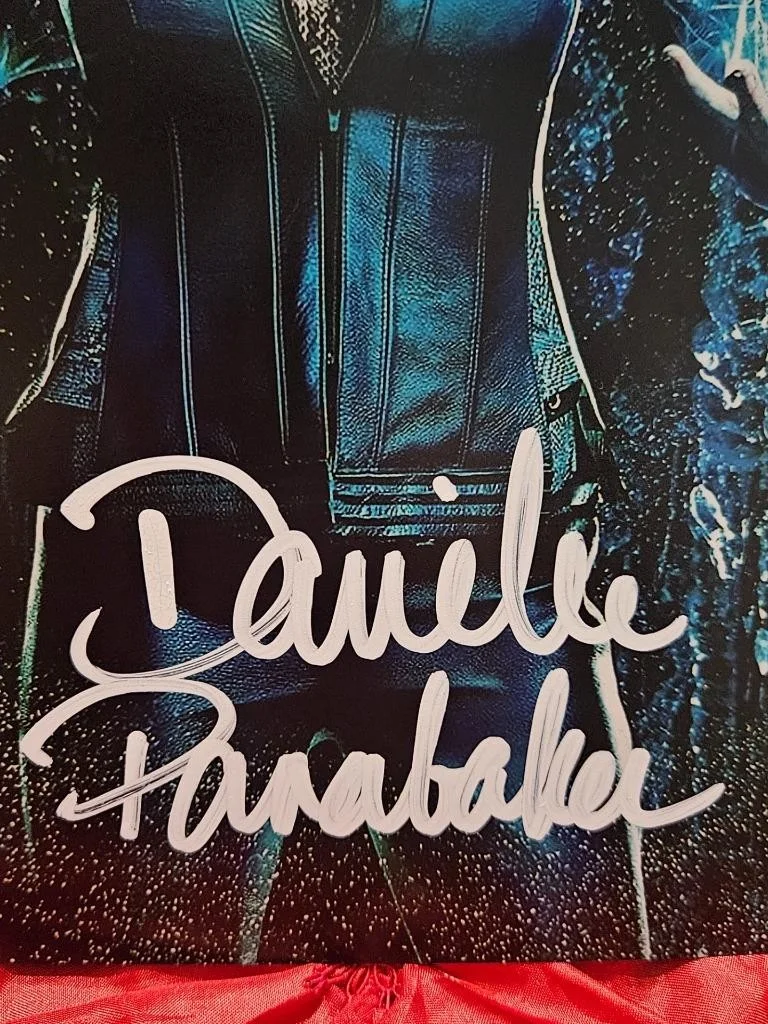 DANIELLE PANABAKER — DANIELLE PANABAKER KILLER FROST HAND SIGNED AUTOGRAPHED 8X10 PHOTO THE FLASH COA, изображение 2
