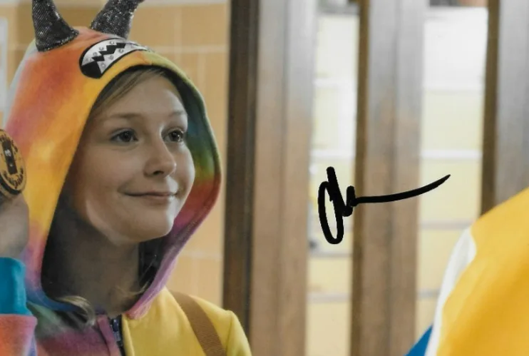 Alyvia Alyn Lind — Signed Alyvia Alyn Lind Daybreak Autographed 8x10 Photo #1 w JSA Authentication, image 3