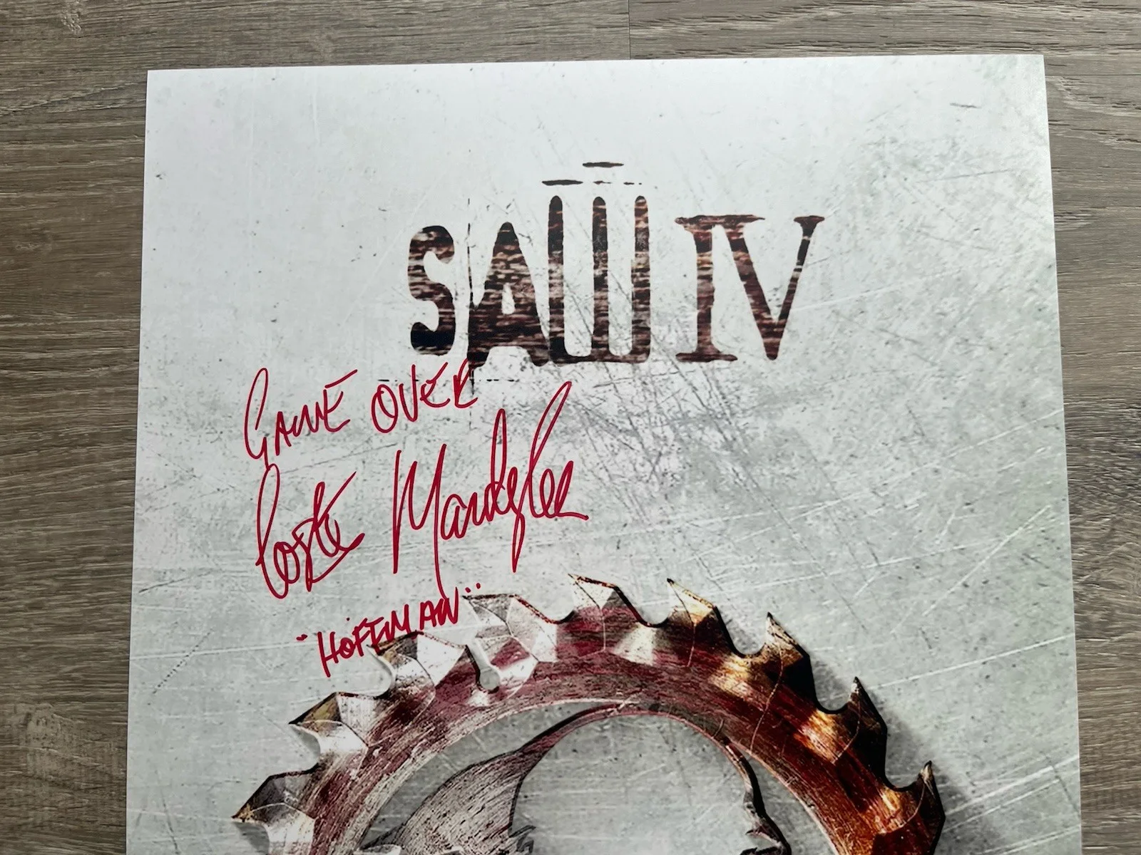 Costas Mandylor — Costas Mandylor Signed Saw IV 11x17 Photo JSA COA Detective Hoffman Jigsaw, изображение 3